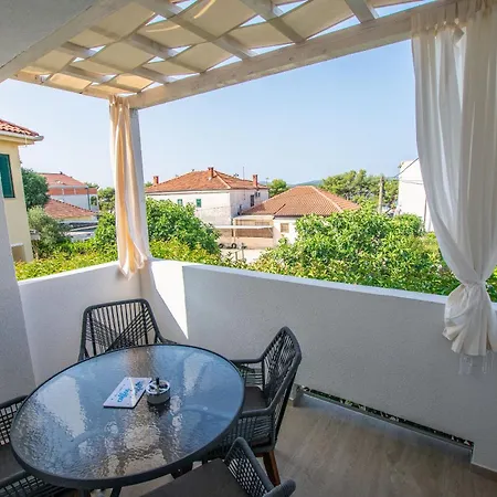 Josip Apartment *